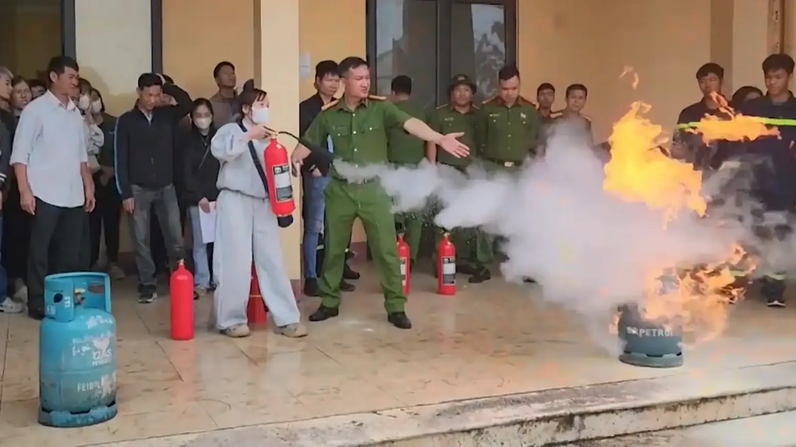 Trải nghiệm PCCC để nâng cao kỹ năng chữa cháy, thoát nạn | An toàn phòng cháy & chữa cháy | 14/11/2025